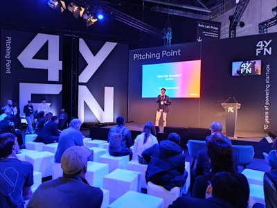 Adrià Barceló pitches our research at the OpenMic Sensation! on stage of the 4YFN Barcelona